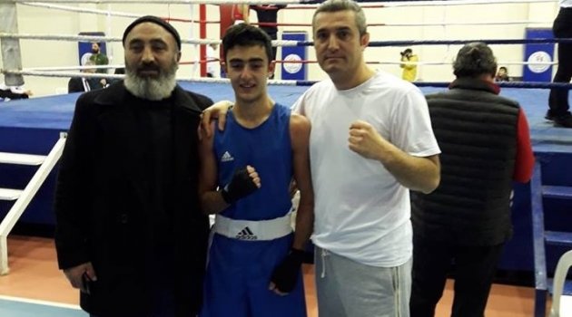 Şampiyon Öğrenci Boksör...